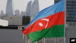 აზერბაიჯანსა და რუსეთს შორის ურთიერთობები გაუარესდა მას შემდეგ, რაც 27 ივნისს ეკატერინბურგში 50-ზე მეტი აზერბაიჯანული წარმოშობის ადამიანი დააკავეს. 