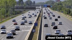 Vasárnap kora délutáni forgalom az M1-es és az M7-es autópályák közös fővárosi bevezető szakaszán 2021. szeptember 5-én.