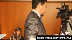 Слева истец Шынара Бисенбаева, за трибуной ее адвокат Жандос Булхайыр - на заседании апелляционного суда. Алматы, 14 ноября 2013 года. 
