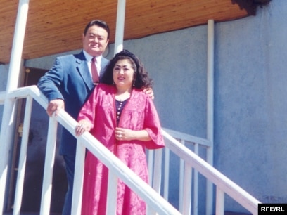 Дірілдейтін орындықты сынап жатқан әйелдердің порно видеосы