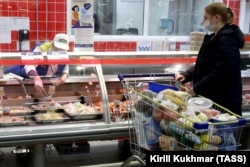The sharp rise in food prices has added to many Russians' other economic woes, such as stagnating wages, increased unemployment, and rising inflation. (file photo)