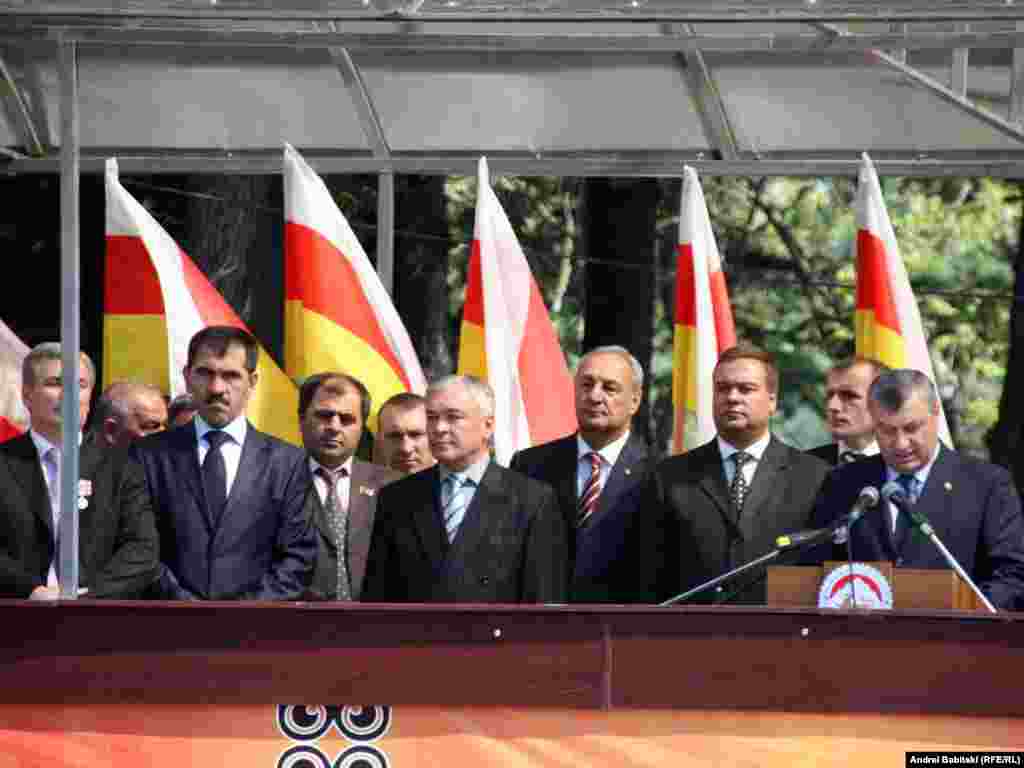 Де-факто президент Абхазии Сергей Багапш (четвертый справа),де-факто президент Южной Осетии Эдуард Кокойты (справа) - 20 сентября в Цхинвали прошел военный парад, посвященный празднованию Дня независимости самопровозглашенной республики Южная Осетия.