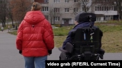 Ukrajinski terapeuti pomažu ranjenim vojnicima da povrate samostalnost