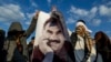 Manifestanți cu o fotografie a lui Abdullah Öcalan, liderul întemnițat al PKK, la Diyarbakir, Turcia, în februarie 2025.