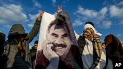 Manifestanți cu o fotografie a lui Abdullah Öcalan, liderul întemnițat al PKK, la Diyarbakir, Turcia, în februarie 2025.