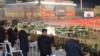Kjo fotografi e bërë më 10 tetor 2025 dhe e publikuar nga media koreanoveriore, KCNA, më 11 tetor 2025 shfaq liderin e Koresë së Veriut Kim Jong Un (i dyti djathtas) në një paradë ushtarake në sheshin Kim Il Sung në Phenian.
