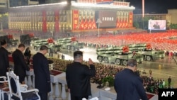 Kjo fotografi e bërë më 10 tetor 2025 dhe e publikuar nga media koreanoveriore, KCNA, më 11 tetor 2025 shfaq liderin e Koresë së Veriut Kim Jong Un (i dyti djathtas) në një paradë ushtarake në sheshin Kim Il Sung në Phenian.
