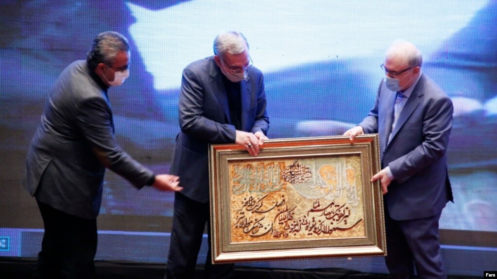 از راست: سعید نمکی، بهرام عیناللهی (وزیر جدید بهداشت) و کیانوش جهانپور در مراسم تقدیر از سعید نمکی، ۱۱ شهریور ۱۴۰۰