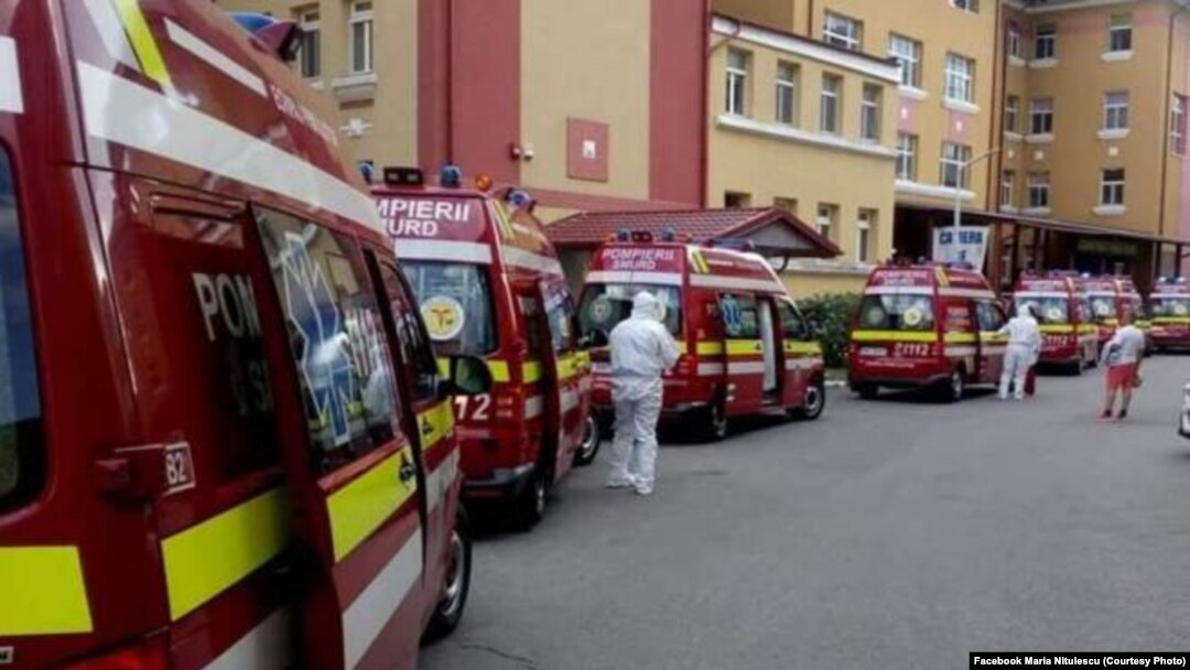 Curtea Spitalului ”Matei Balș”, plină de ambulanțe. Medic: ”Mai aveți  îndoieli cu privire la existența virusului?”