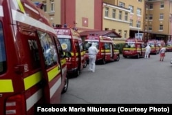 Ambulanțe în curtea spitalului „Matei Balș” din București