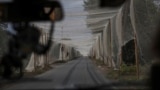 A frontvonal mellett elhelyezkedő Kosztyantynivka egyes útjait már teljesen körbevették drónfogó hálókkal