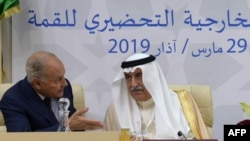 «احمد ابوالغیط» دبیر کل اتحادیه عرب (سمت چپ)