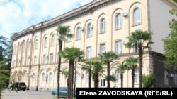 Группа граждан направила официальное обращение в парламент, в котором предложила в ускоренном порядке принять закон «О государственной службе»