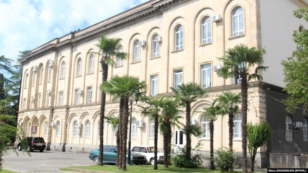 В соответствии с новым законом «О судебной власти» парламент обязан был сформировать Конституционный суд до 30 декабря 2016 года