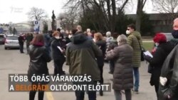 Kígyózó sorok az oltóközpont előtt Belgrádban