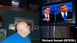 Dezbaterea televizată Obama-Romney văzută dintr-un bar-restaurant la Steubenville, OH.