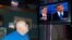Dezbaterea televizată Obama-Romney văzută dintr-un bar-restaurant la Steubenville, OH.