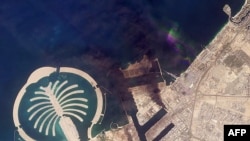 ستون‌های دود بر فراز ساختمان‌های جزیره مصنوعی «النخیل» در جمیرا. عکس مربوط به ۱۱ اسفندماه است.