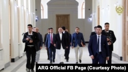 محمد اشرف غنی رئیس جمهور افغانستان حین قدم زدن در قصر دارلامان