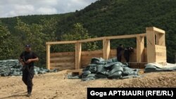 Как заявили представители центральных властей Грузии, полицейский блокпост в районе села Чорчана предназначен лишь для обеспечения безопасности местного населения, что никак не может угрожать Цхинвали