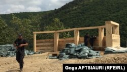 საქართველოს ხელისუფლების მიერ შექმნილი ბლოკსაგუშაგო სოფელ ჩორჩანასთან.