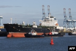 Один из танкеров "теневого флота", перевозивших российскую нефть в обход санкций. Решение США облегчило ситуацию с поставками этой нефти