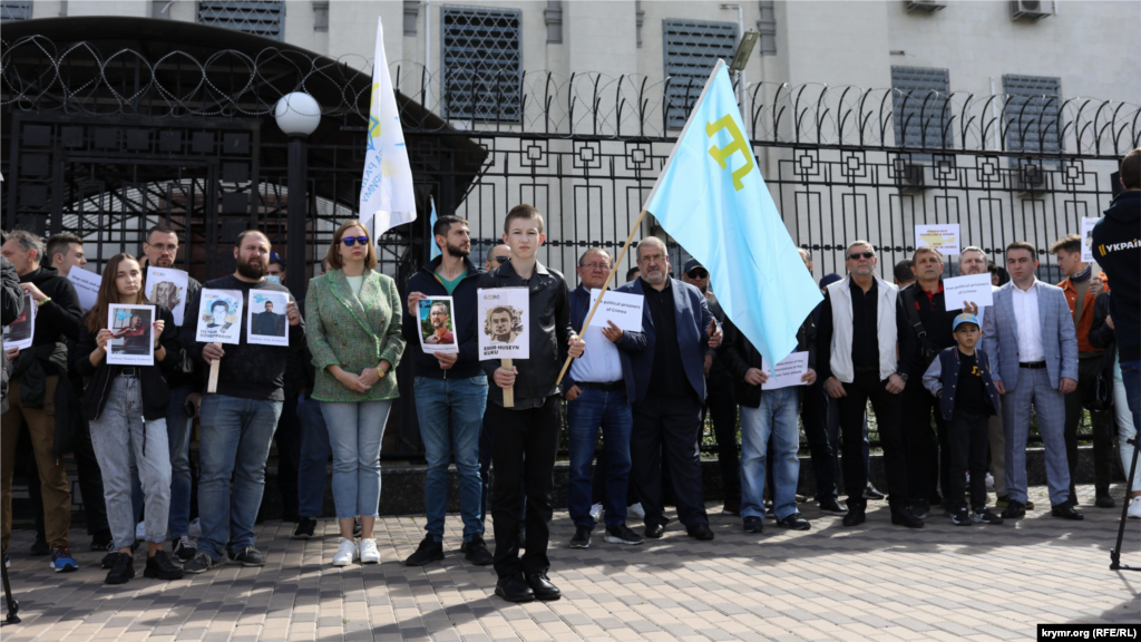 Участники акции в Киеве держали в руках фото заключенных в аннексированном Крыму крымских татар, а также украинскую и крымскотатарскую символику