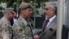 Голова Вищої ради національного примирення Абдулла Абдулла (праворуч) та генерал армії США Скотт Міллер, який залишає Афганістан. Кабул, 12 липня 2021 року