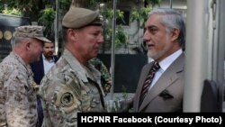 Голова Вищої ради національного примирення Абдулла Абдулла (праворуч) та генерал армії США Скотт Міллер, який залишає Афганістан. Кабул, 12 липня 2021 року