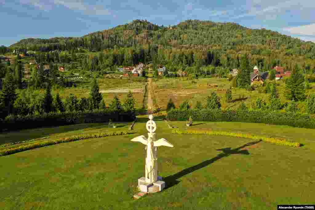 Religijsko naselje nalazi se u ruskom dalekom istoku Krasnojarske, u blizini mjesta poznatih kao Grad sunca (na fotografiji u prvom planu) i Sklonište zore (planina u pozadini), gdje se održava većina vjerskih ceremonija ove zajednice.