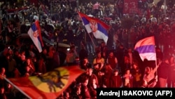 Serbiyada parlament seçkilərində qazandıqları qələbəni qeyd edən "Tələbə siyahısı" hərəkatının tərəfdarları Belqradda parlament binasının qarşısına toplaşıblar.
