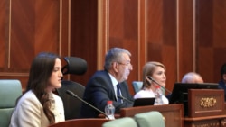 Kryesuesi i seancës, Avni Dehari (në mes) gjatë seancës së ndërprerë më 12 gusht, në Kuvendin e Kosovës, në Prishtinë, 12 gusht 2026.