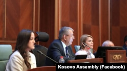 Kryesuesi i seancës, Avni Dehari (në mes) gjatë seancës së ndërprerë më 12 gusht, në Kuvendin e Kosovës, në Prishtinë, 12 gusht 2026.