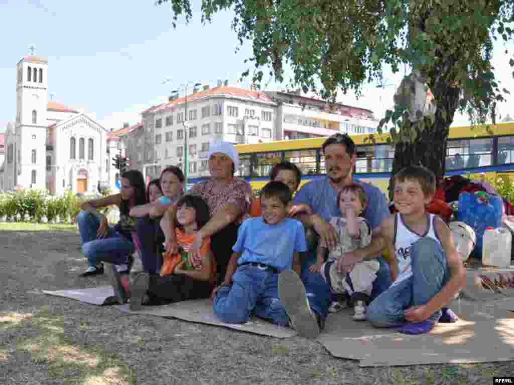 Porodica iz Visokog zbog teške materijalne situacije odlučila da protestuje ispred zgrade zajedničkih institucija u Sarajevu. Fotografije: Midhat Poturović 