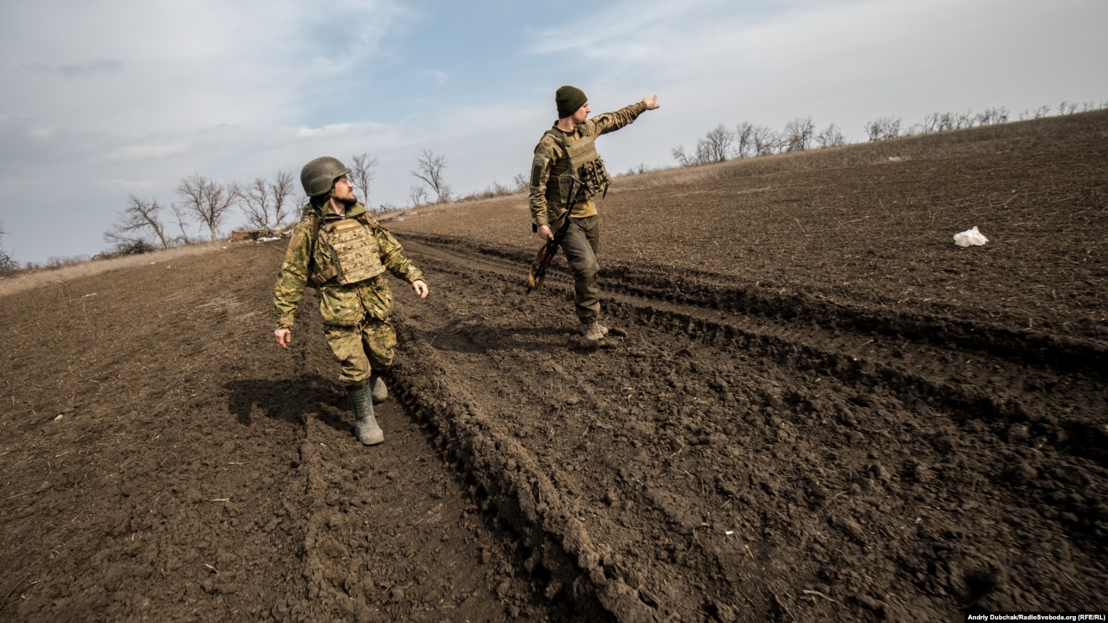 Матрос морської піхоти вказує капеланові Андрію на ворожі позиції та інструктує, що робити у випадку початку стрільби по нашій групі