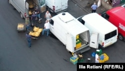 საბითუმო ვაჭრობა ყვითლად შეღებილი ქათმის ხორცით თბილისში. აგვისტო, 2025 წელი