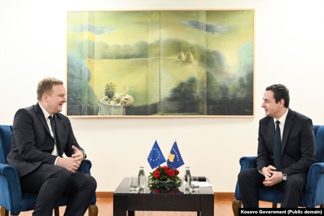 Takimi mes emisarit evropian, Peter Sorensen, dhe kryeministrit në detyrë të Kosovës, Albin Kurti.