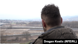 Aleksandar Antović gleda u parcele preko kojih je prošao autoput "Miloš Veliki", 11. februar 2026.