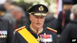 Regele Harald într-una din puținele vizite în străinătate din ultimii ani, la înmormântarea Marelui Duce Jean de Luxemburg, în mai 2019. 