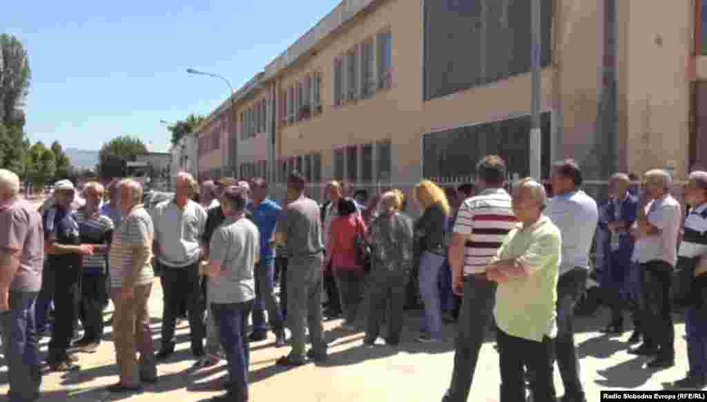 МАКЕДОНИЈА - Синдикатот на Еурокомпозит го прекина штрајкот и протестот пред Владата по постигнатиот договор со премиерот Зоран Заев. Претседателот на синдикатот, Роберт Богданоски изјави дека договорено е за три месеци да се решава судбината на фабриката, да се подготви пакет за технолошки вишок и вработените да земат плата до понеделник.