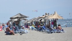 Prema zvaničnim podacima, prihodi od turizma u Crnoj Gori su u prvih sedam mjeseci ove godine rasli po stopi od četiri odsto (Fotografija: turisti u Ulcinju)