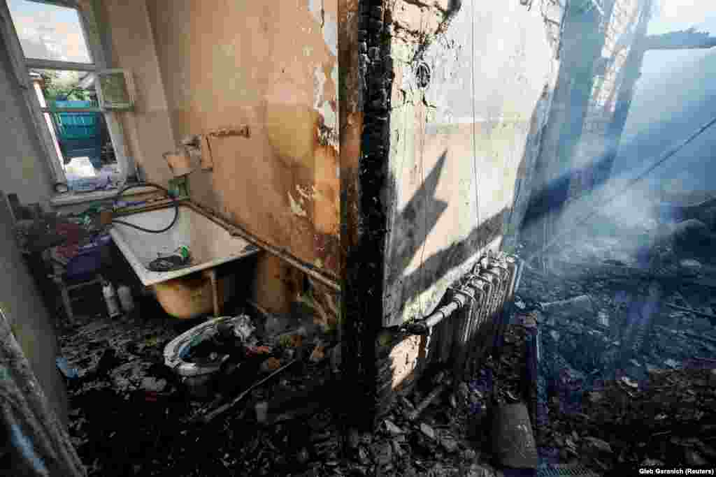 O casă distrusă ca urmare a exploziilor de la depozitul de muniții