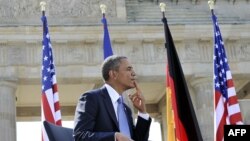 Barack Obama la Poarta Brandenburg înainte să-şi rostească discursul