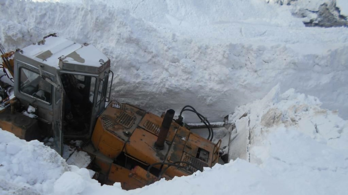 лавина в южной осетии. лавина у тоннеля. лавина южная осетия 2002. снежная лавина в осетии. мчс лавина в горах.
