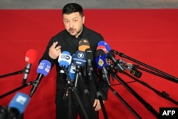 Президент України Володимир Зеленський спілкується зі ЗМІ після прибуття на неформальне засідання Європейської ради в Ая-Напі, Кіпр, 23 квітня 2026 року