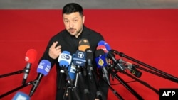 უკრაინის პრეზიდენტი ვოლოდიმირ ზელენსკი ჟურნალისტების შეკითხვებს პასუხობს კვიპროსის ქალაქ აია-ნაპაში. 2026 წლის 23 აპრილი