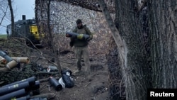 Артилеристи 147-ї десантно-штурмової бригади розвантажують боєприпаси для гаубиці поблизу Покровська у Донецькій області, 30 березня 2026 року