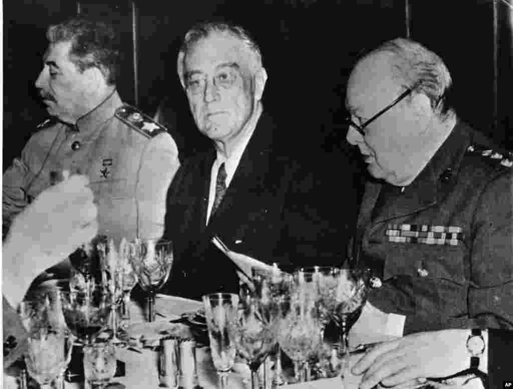 Советский лидер Иосиф Сталин, президент США Франклин Делано Рузвельт и премьер-министр Великобритании Уинстон Черчилль (слева направо) на заключительном ужине, проведенном в связи с Ялтинской конференцией