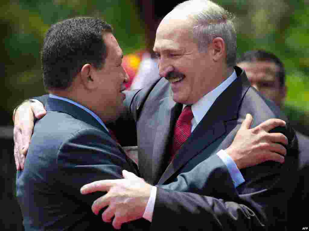 Venezuela -- Venezuelan Presidente Hugo Chavez (L) and Belarussian President Alexander Lukashenko hug each other at the "Miraflores" presidential palace in Caracas, 15Mar2010