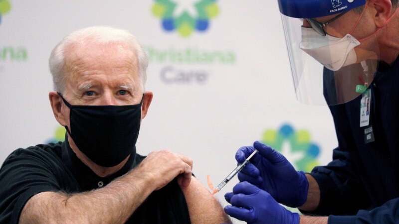 Administrația americană ar putea impune vaccinarea obligatorie a angajaților federali
